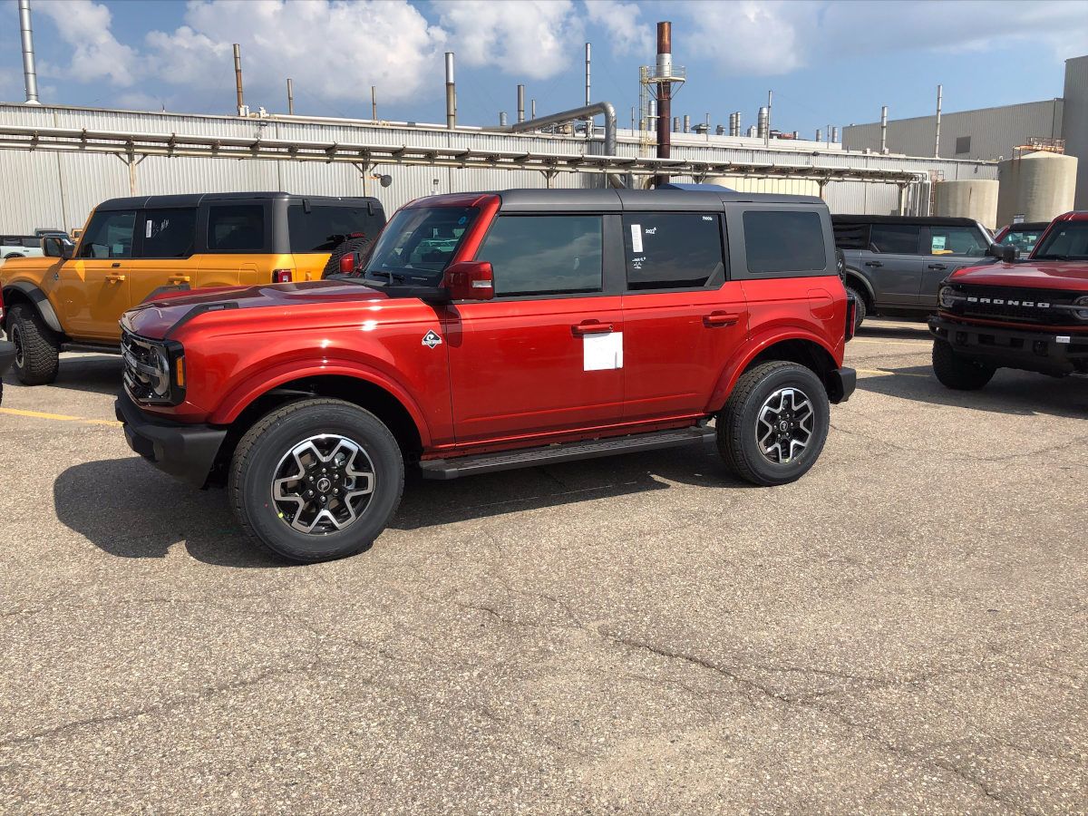 Hot-Pepper-Red-2022-Bronco-1.jpeg