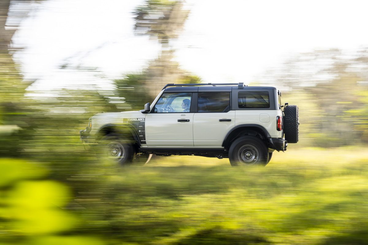 2022 Ford Bronco Everglades_Desert Sand_08.jpg