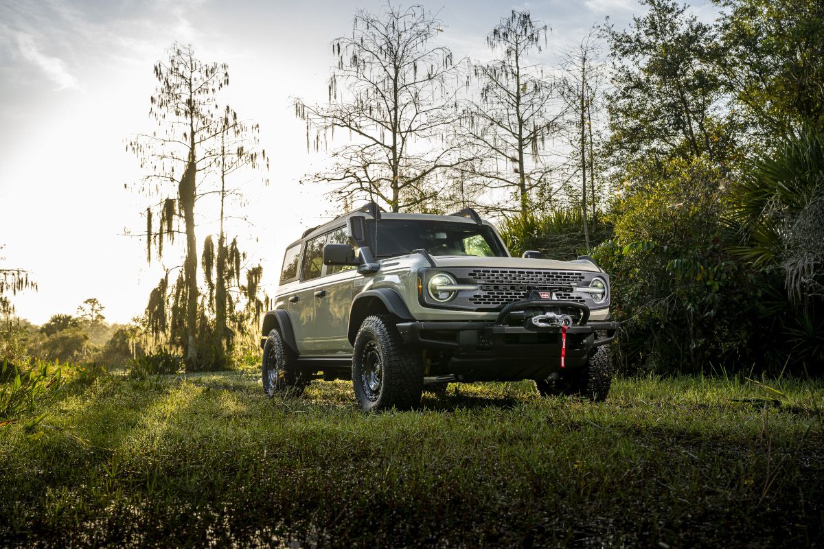 2022 Ford Bronco Everglades_Desert Sand_02.jpg