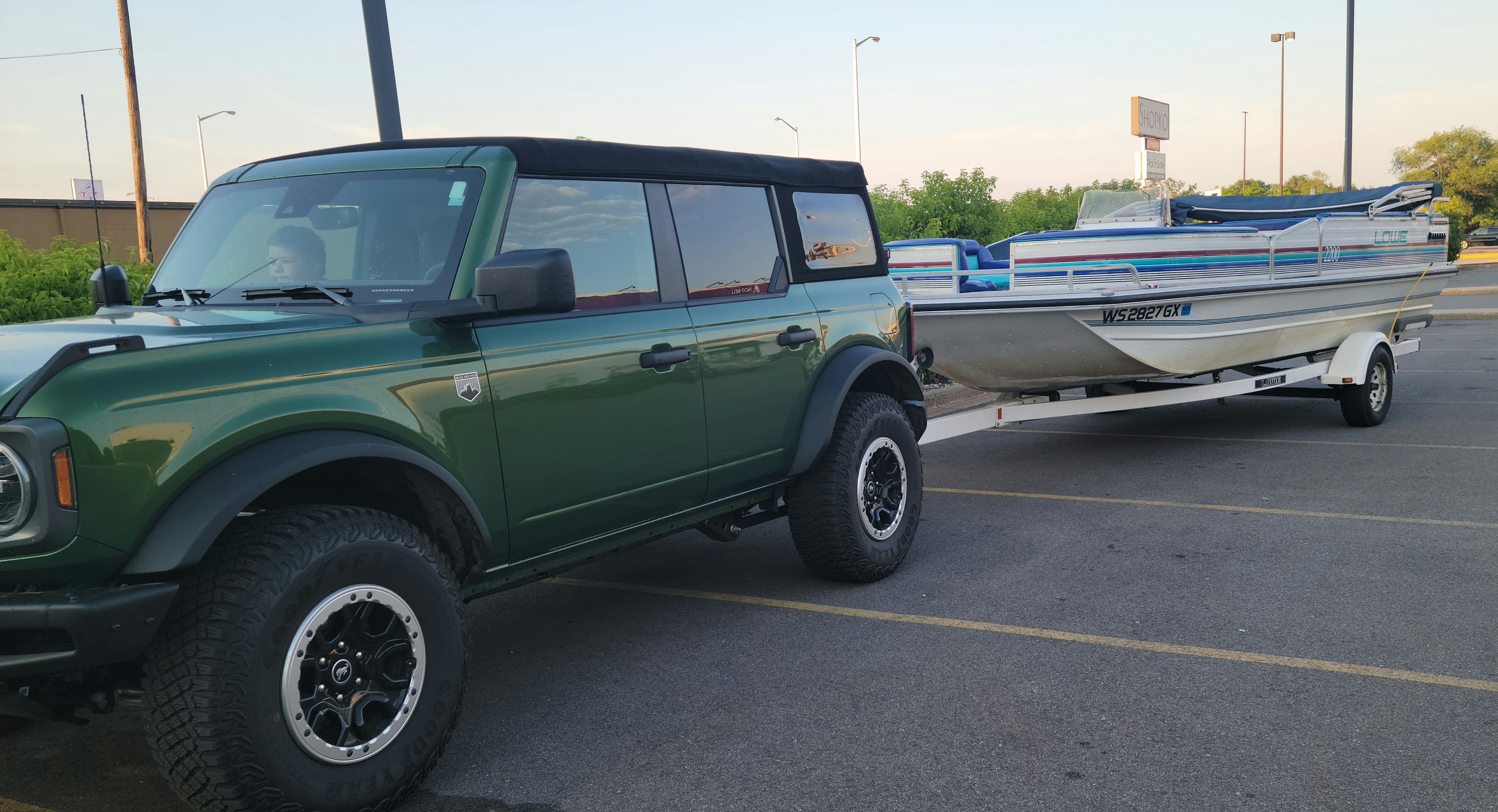 trailer bronco.jpg