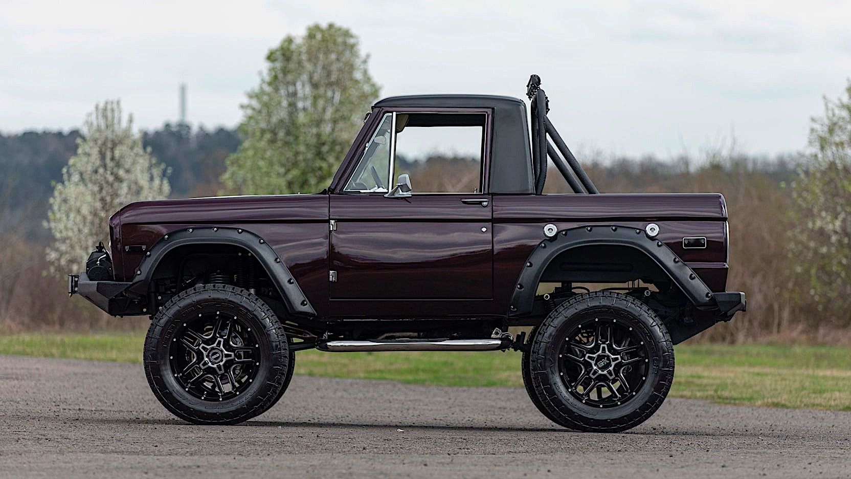 1971-ford-bronco-looks-short-and-looks-short-and-mean-on-lift-kit-and-big-wheels-162544_1.jpg
