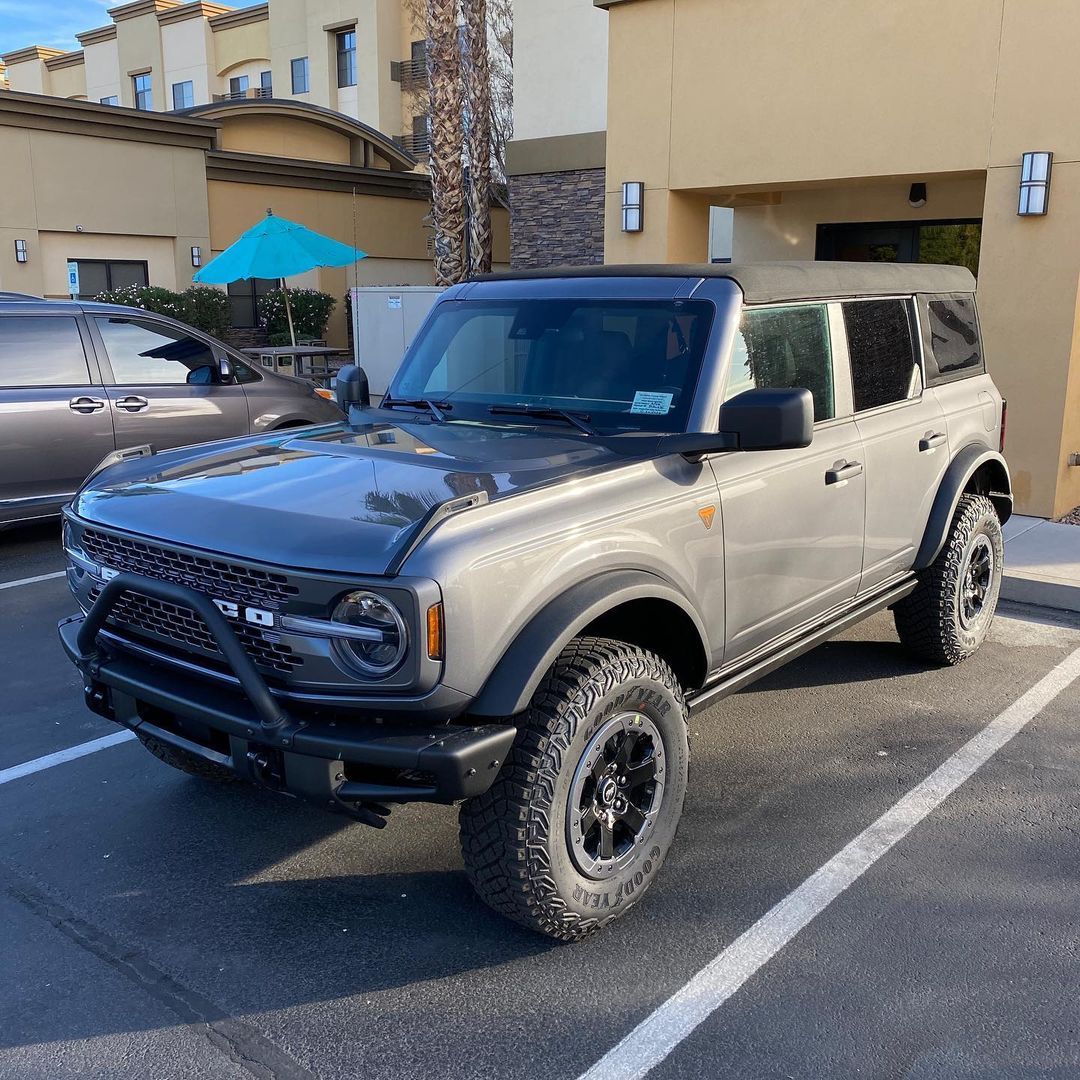 4-Door Bronco Badlands in Carbonized Gray 1.jpg